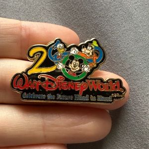 Vintage Disney Pin “2000 Celebrate the Future Hand in Hand”